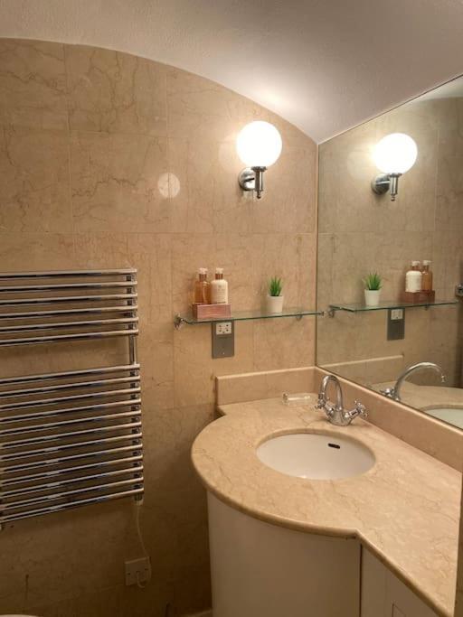Spacious Flat In The Most Desirable Area Of Londres Extérieur photo